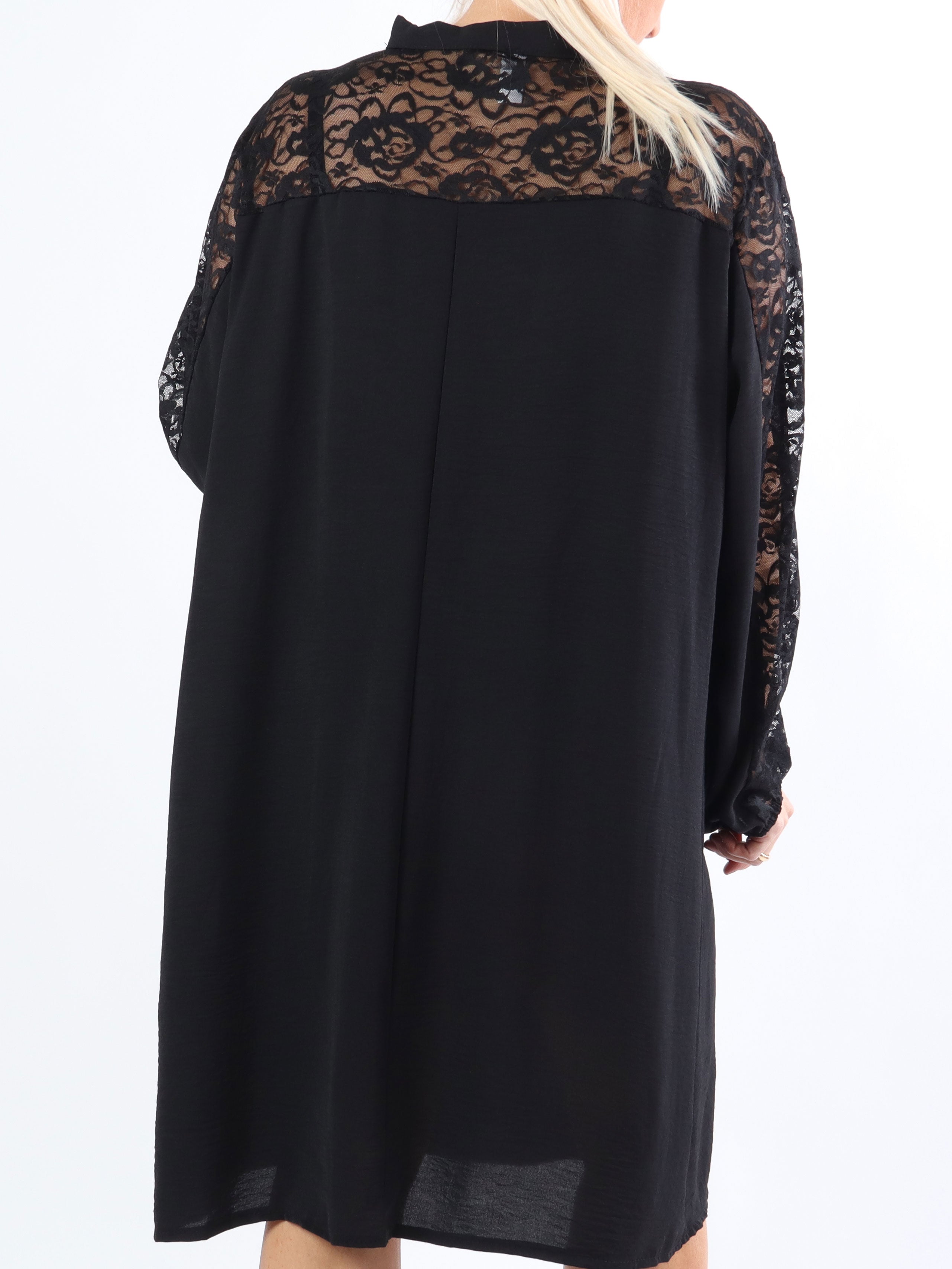 Carmen - Plus size klänning med vacker spets i ryggen och ärmar